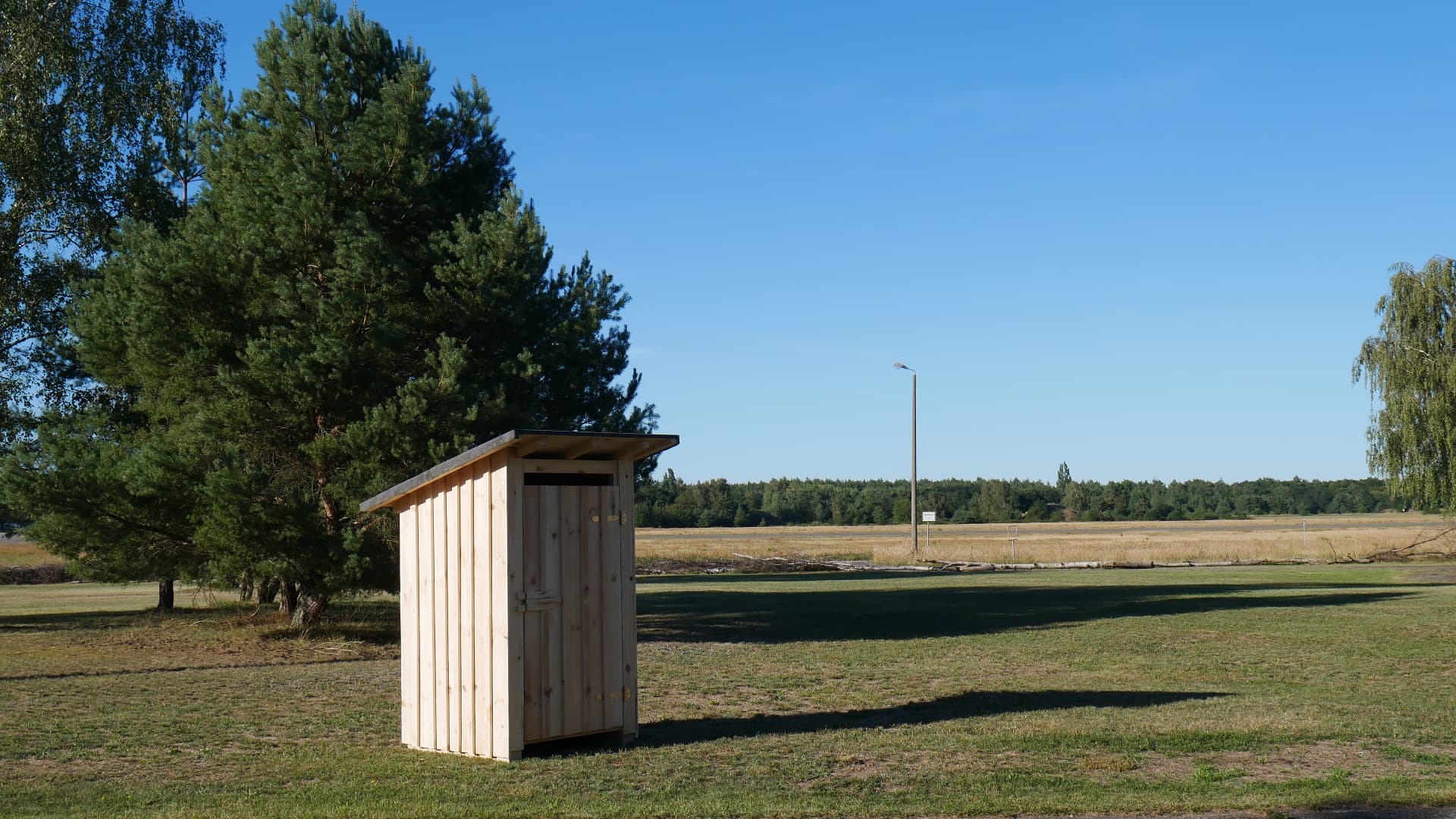Massivholz-Trenntoilette Stilles Örtchen im Garten